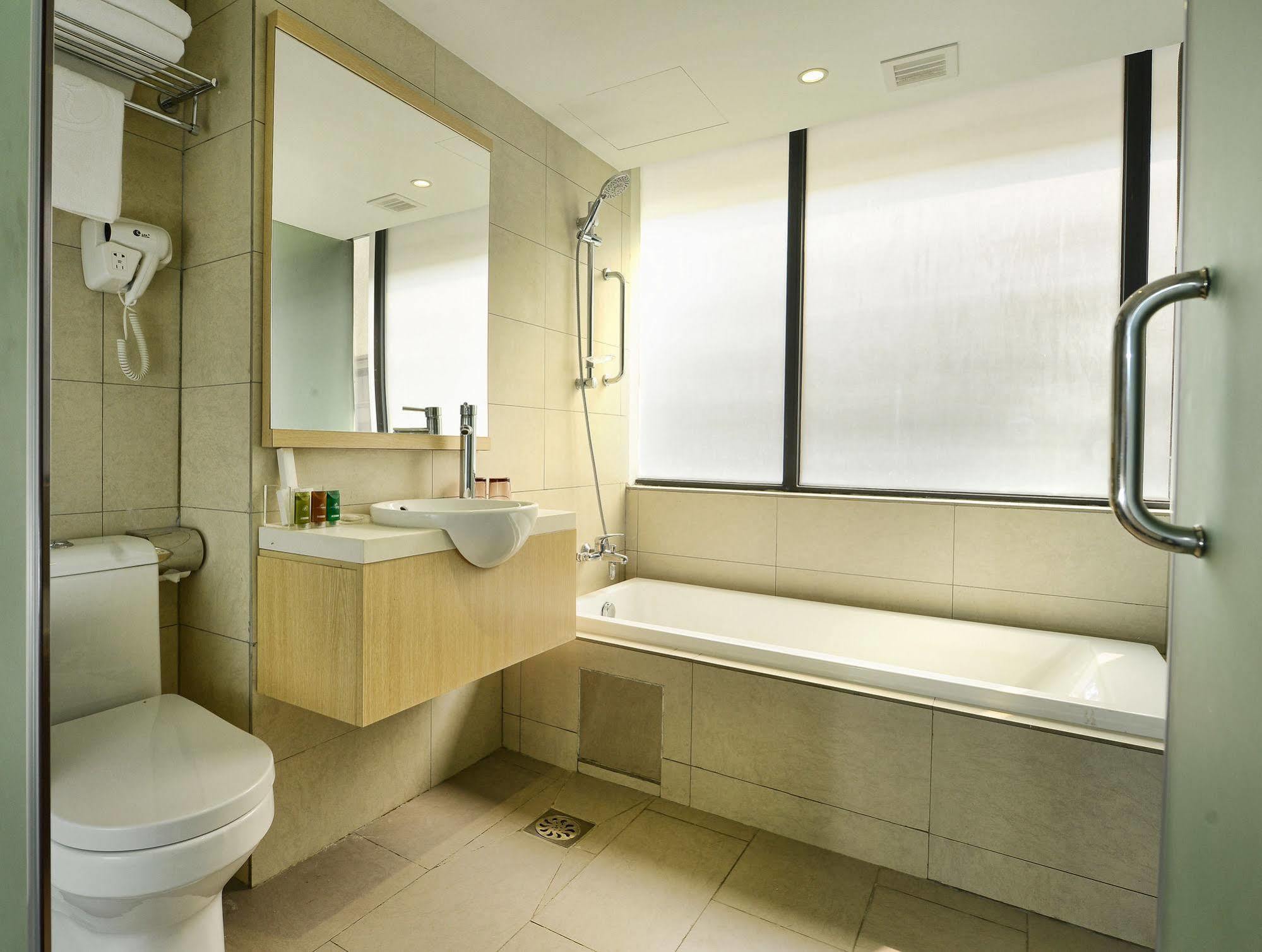 Hotel Pacific Express Market